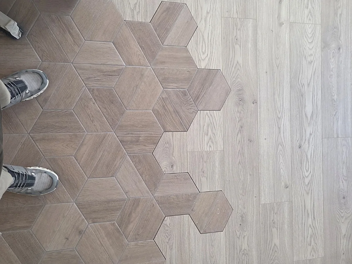 Burkolat és parketta átmenete